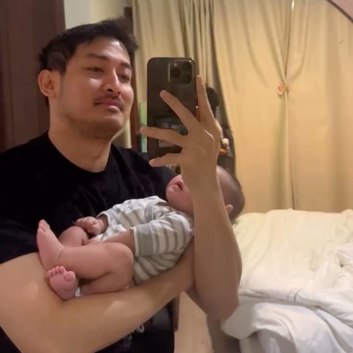 <p>Hanggini dan Luthfi beberapa kali membagikan momen kebersamaan dengan sang putra di Instagram. Namun, meski usia Kian yang sebentar lagi menginjak 5 bulan, Hanggini dan Luthfi masih merahasiakan wajah sang putra dari publik. Keduanya sangat hati-hati dalam mem-<em>posting</em> foto baby Kian di media sosial. (Foto: Instagram @luthfiaulia)</p>