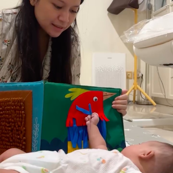 <p>Hanggini dan Luthfi tampaknya mengurus sendiri sang putra sejak lahir. Beberapa waktu lalu, pasangan ini sempat membagikan video rutinitasnya di pagi hari saat memandikan sang putra hingga memakaikan baju. Hanggini dan Luthfi terlihat saling bahu-membahu dalam mengurus baby Kian, Bunda. (Foto: Instagram @luthfiaulia)</p>