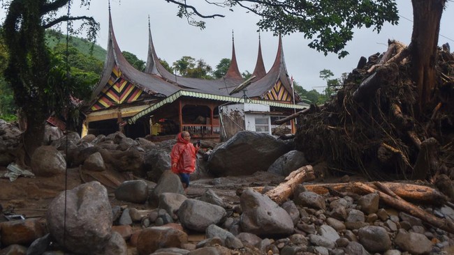 Warga berada di antara material banjir bandang di Arosuka, Kabupaten Solok, Sumatera Barat, Selasa (22/9/2026). Banjir bandang yang menerjang kawasan perkantoran di pusat kabupaten pada Senin (21/9) malam itu juga memutus akses jalan nasional dan men