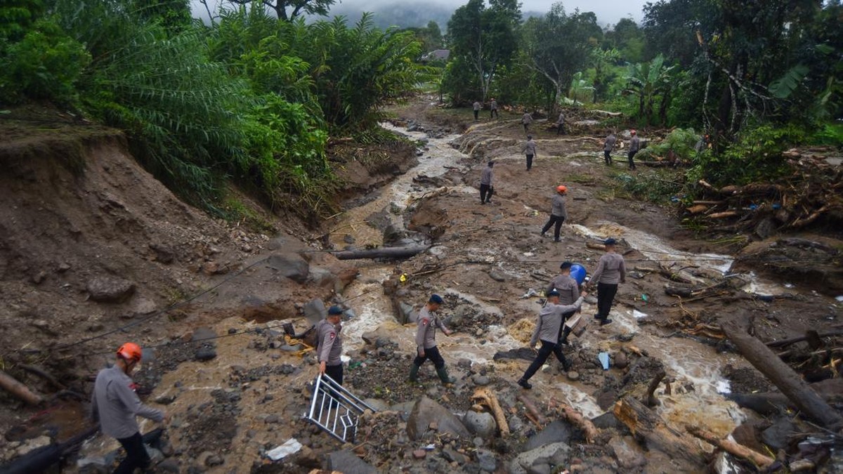 Personel Brimob Polda Sumbar melakukan pencarian korban banjir bandang di Arosuka, Kabupaten Solok, Sumatera Barat, Selasa (22/9/2026). Banjir bandang yang menerjang kawasan perkantoran di pusat kabupaten pada Senin (21/9) itu juga memutus akses jala