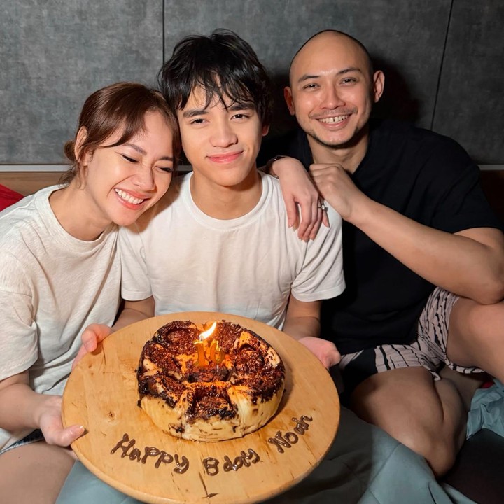 <p>Melalui unggahan di Instagram, BCL menulisan ucapan manis untuk sang putra yang berulang tahun. "Selamat ulang tahun yang ke-16, Noah... Menyaksikanmu tumbuh besar adalah hal yang begitu indah sekaligus mengharukan... Setiap tahun, sosok anak kecil yang dulu selalu membutuhkan tanganku untuk segala hal perlahan memudar, berganti dengan sosok pemuda yang kini sedang tumbuh dalam dirimu... Meski ada bagian dari diriku yang ingin memperlambat waktu, ada bagian lain yang jauh lebih besar merasa sangat antusias melihat ke mana hidup akan membawamu," tulis BCL. (Foto: Instagram @itsmebcl)</p>