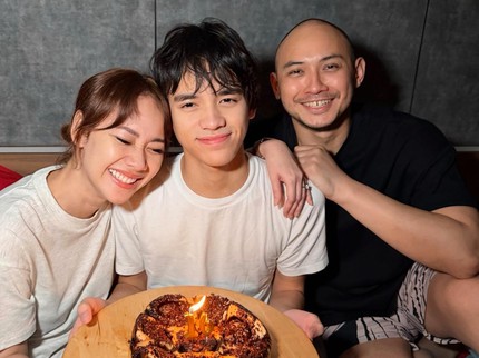 Momen Hangat BCL dan Tiko Beri Kejutan Manis untuk Noah di Ultah Ke-16
