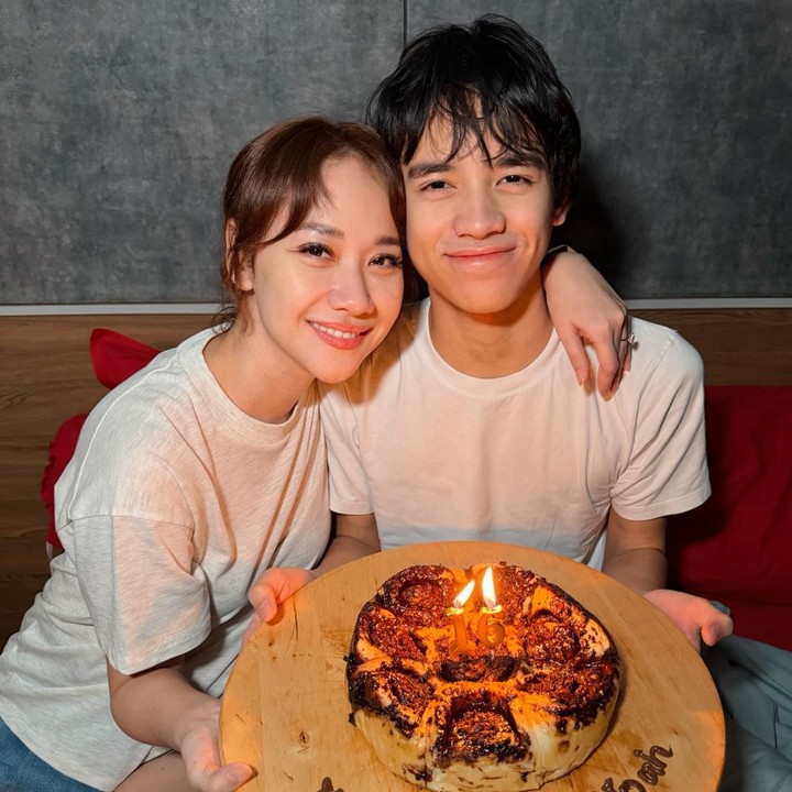 <p>Di hari ulang tahun Noah, BCL turut memberikan dukungan dan menjanjikan bahwa dirinya akan selalu ada untuk sang putra. "Tidak peduli berapa umurmu, seberapa tinggi kamu tumbuh, atau seberapa jauh kehidupan membawamu, akan selalu ada satu tempat di mana kamu tidak perlu menjadi apa pun selain dirimu sendiri, bersamaku. Aku sangat bangga dengan dirimu yang sekarang, Noah. Kamu akan selamanya menjadi salah satu cinta terbesar dalam hidupku," ungkap pelantun lagu <em>Sunny</em> ini. (Foto: Instagram @itsmebcl)</p>
