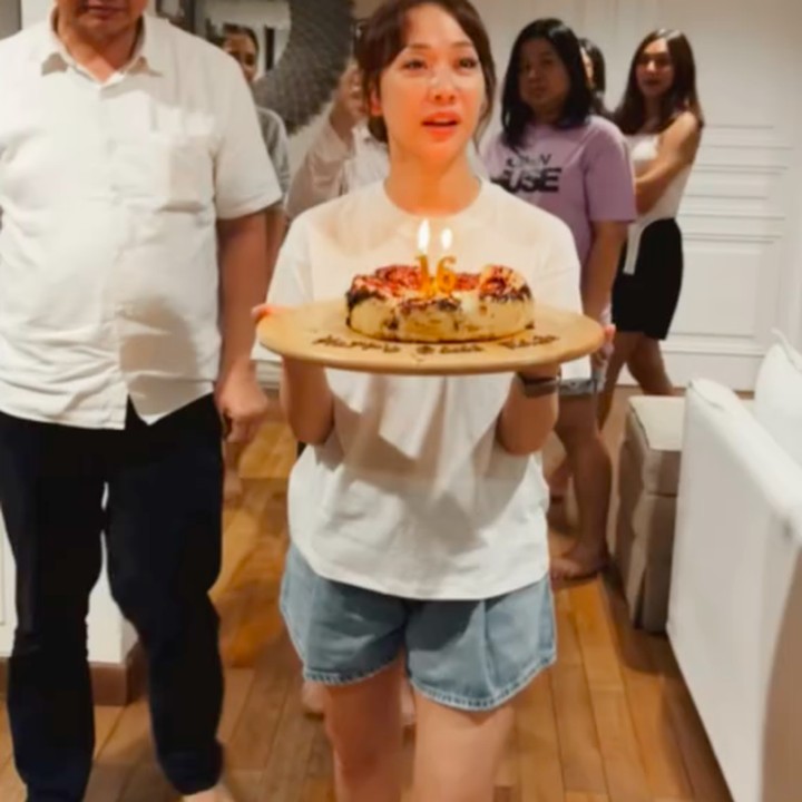 <p>Melalui unggahan di Instagram, BCL membagikan momen saat memberi kejutan putranya tepat pagi hari di tanggal 22 September. BCL menyiapkan kue spesial dengan lilin bertuliskan '16' dan tulisan '<em>Happy Bday</em> Noah'. Kue itu dibawakan BCl ke kamar Noah yang tampaknya sudah tertidur. (Foto: Instagram @itsmebcl)</p>