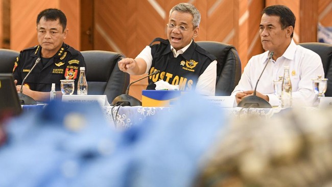 Menteri Keuangan Suahasil Nazara (tengah) didampingi Menteri Pertanian Andi Amran Sulaiman (kanan) dan Dirjen Bea Cukai Djaka Budhi Utama (kiri) memberikan keterangan saat konferensi pers di Kantor Pusat Bea Cukai, Jakarta, Selasa (22/9/2026). Direkt