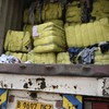 Petugas berdiri di belakang kontainer berupa bal pakaian bekas impor saat konferensi pers di Kantor Pusat Bea Cukai, Jakarta, Selasa (22/9/2026). Direktorat Jenderal Bea dan Cukai (DJBC) melakukan empat penindakan terhadap dugaan impor ilegal sepanja