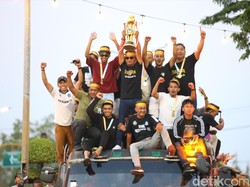 Pawai Bone Juara Piala Gubernur Sulsel Disambut Antusias Warga