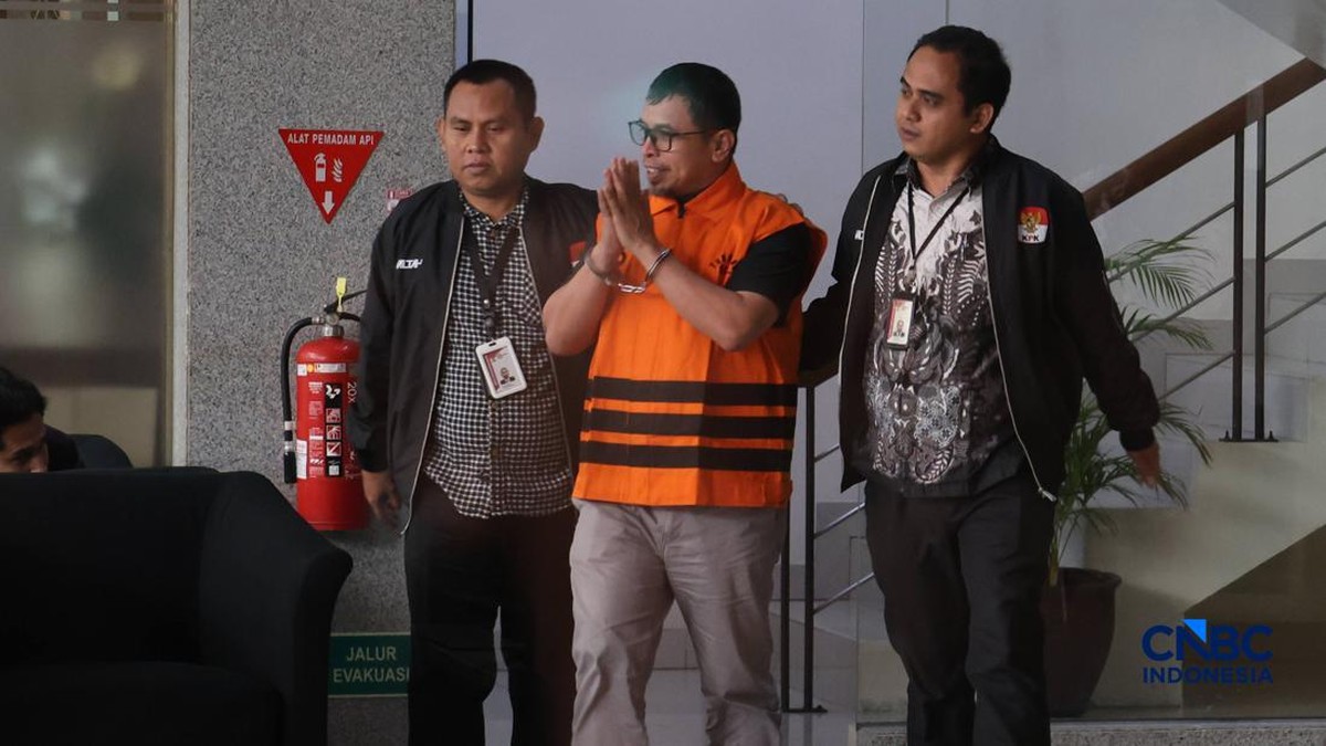 Penampakan Bupati Bolmut Sirajudin Lasena Pakai Rompi Oranye KPK 