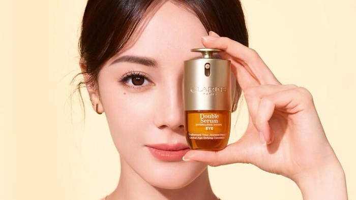 Investasi Kecantikan Bulan Ini: Saatnya Bebaskan Mata Lelah dengan Clarins Double Serum Eye Terbaru