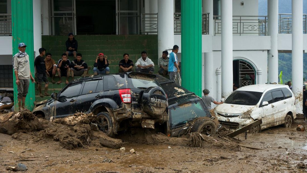 Penampakan Horor di Solok Usai Digulung Banjir Bandang-Mobil Numpuk