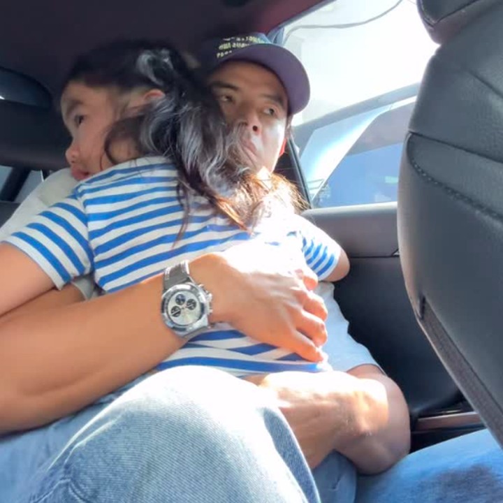 <p>Baru-baru ini, Dion mem-<em>posting</em> video saat memeluk Gianna di dalam mobil. Momen tersebut terjadi saat Dion ingin pergi syuting. Dion ternyata sedang berusaha untuk menenangkan putrinya yang tampak sedih akan ditinggal. "Meskipun sedih, tapi papa bangga banget liat <em>progress</em> GG (Gianna). Kalau dulu tiap mau ditinggal syuting, mendadak GG sering marah tanpa sebab jelas. Sekarang GG udah bisa belajar terima kesedihan itu ada," kata sang aktor. (Foto: Instagram @dionwiyoko)</p>