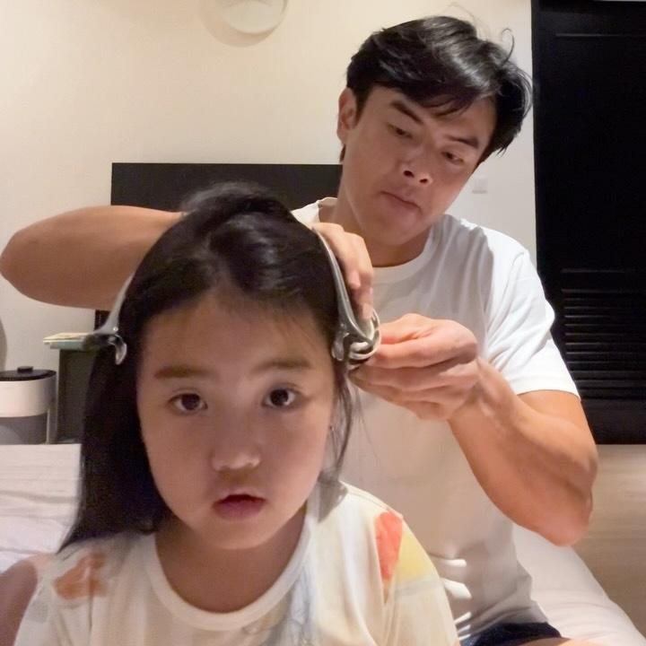 <p>Di waktu luang, Dion selalu menyempatkan diri hadir sepenuhnya untuk sang putri Gianna. Pria 42 tahun ini tak hanya membantu dalam mengasuh putrinya, tapi juga menyisihkan waktu untuk mendengar cerita hingga keluh kesah Gianna. (Foto: Instagram @dionwiyoko)</p>