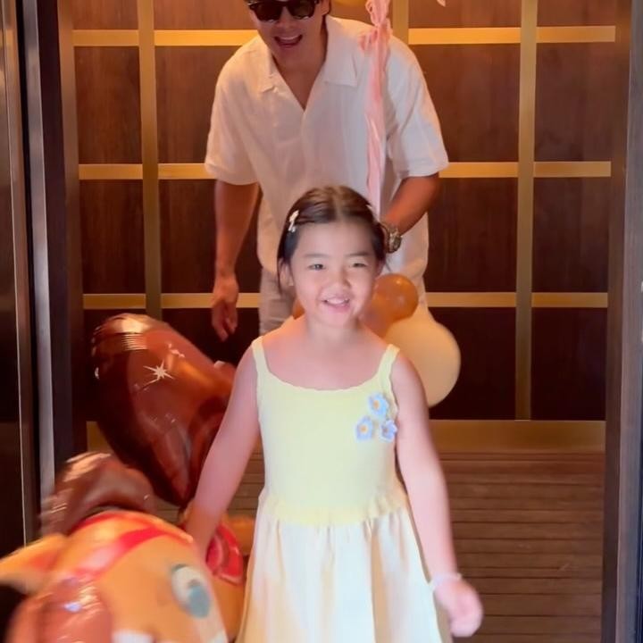 <p>Melalui akun Instagram miliknya, Dion sering membagikan komen kebersamaan dengan sang putri. Keduanya kerap menghabiskan waktu bersama. Salah satu aktivitas yang sering dilakukan ayah dan anak ini adalah <em>traveling</em> atau jalan-jalan bareng. (Foto: Instagram @dionwiyoko)</p>
