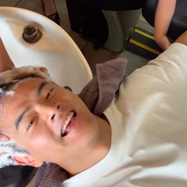 <p>Beberapa waktu lalu, Dion sempat mengunggah <em>vlog</em> singkat saat menghabiskan waktu dengan Gianna. Tak seperti biasanya, Dion kali itu mengajak sang putri untuk <em>nyalon</em> bareng. Gianna terlihat begitu bahagia saat melakukan perawatan rambut bersama ayahnya. "Salon <em>date</em> sama Papa," demikian isi tulisan di unggahan video ini. (Foto: Instagram @dionwiyoko)</p>