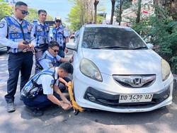 24 Mobil Parkir di Bahu Jalan Makassar Digembok, Jukir Ditindak