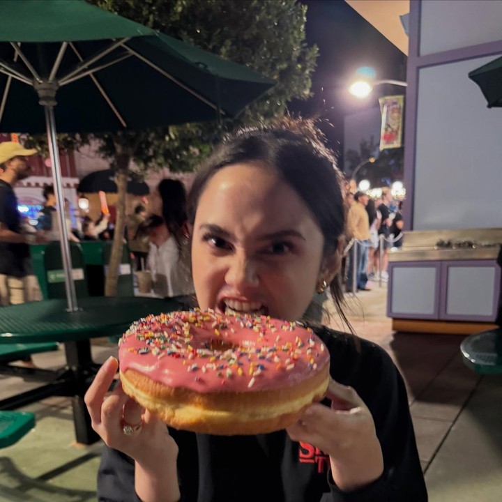 <p>Tak hanya itu, pasangan ini juga menikmati suasana malam di LA dengan mengunjungi taman bermain. Keduanya pun mencoba beberapa kuliner unik, seperti donat berukuran besar.&nbsp;(Foto: Instagram @elelrumi)</p>
