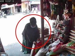 Terekam CCTV, Emak-emak Kepergok Curi 2 Karung Beras di Polman