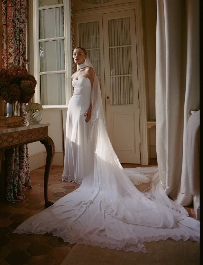 Gaun pernikahan Phoebe Dynevor