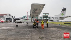 BNPB melakukan operasi modifikasi cuaca dengan penyemaian dry ice untuk mengurangi asap karhutla.