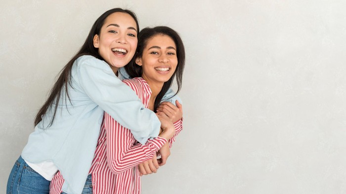 Cara mengenali anak yang tumbuh dengan orang tua tenang dan penuh perhatian dilihat dari ucapannya adalah mengucapkan kalimat “Aku di sini untukmu”