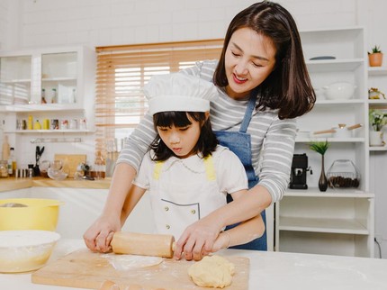 Anak Suka Meniru Orang Tua? Ternyata Bukan Sekadar Iseng, Ini Alasannya