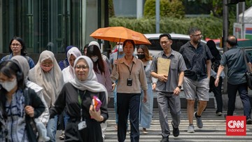 FOTO: Jakarta Panas Membara, Menanti Hujan yang Dirindukan