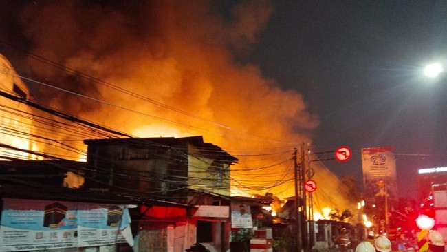 Kebakaran di wilayah Kebayoran Lama, Jakarta Selatan, Selasa (22/9).