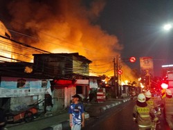 Video Cerita Detik-detik Kebakaran di Kebayoran Lama, Api Merambat Cepat