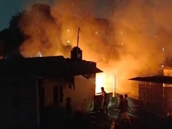 Dipicu Korsleting, 2 Rumah Hangus Terbakar di Bogor