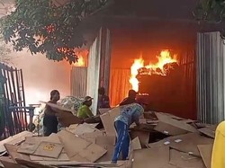Gudang Barang Bekas di Nganjuk Terbakar Hebat