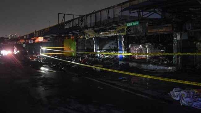 Pemilik bengkel dan toko onderdil mobil meilhat kiosnya yang terbakar di Pasar Mobil Kemayoran, Jakarta, Senin (21/9/2026). Kebakaran yang disebabkan akibat korsleting listrik tersebut menghanguskan tiga kios dan api berhasil dipadamkan setelah pemad