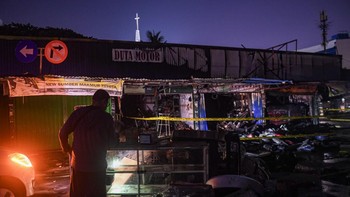 Pemilik bengkel dan toko onderdil mobil memilah dagangannya untuk diamankan usai kebakaran melanda kiosnya di Pasar Mobil Kemayoran, Jakarta, Senin (21/9/2026). Kebakaran yang disebabkan akibat korsleting listrik tersebut menghanguskan tiga kios dan