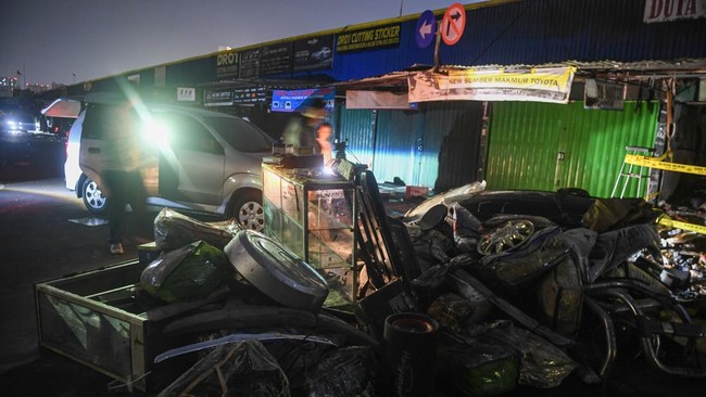 Pemilik bengkel dan toko onderdil mobil memilah dagangannya untuk diamankan usai kebakaran melanda kiosnya di Pasar Mobil Kemayoran, Jakarta, Senin (21/9/2026). Kebakaran yang disebabkan akibat korsleting listrik tersebut menghanguskan tiga kios dan