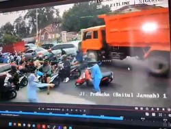Ngeri Truk Gagal Ngerem Seruduk Mobil-Motor di Bandar Lampung