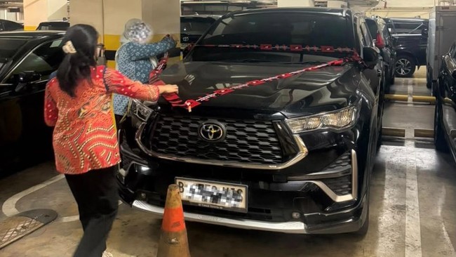 KPK menyita mobil Innova Zenix milik Anggota DPRD Bengkulu, Vinna Ledy, terkait dugaan korupsi. Penyidikan melibatkan suap proyek di Rejang Lebong.