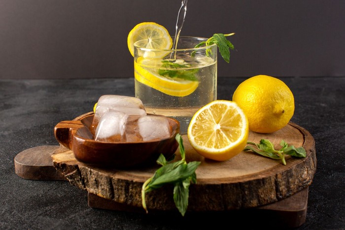 Manfaat minum air lemon di pagi hari adalah membantu detoksifikasi tubuh dan kulit.
