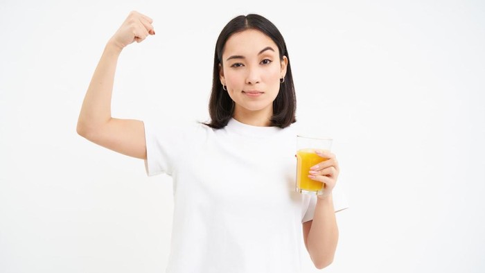 3 Manfaat Rutin Minum Air Lemon untuk Perempuan Usia 40-an di Pagi Hari