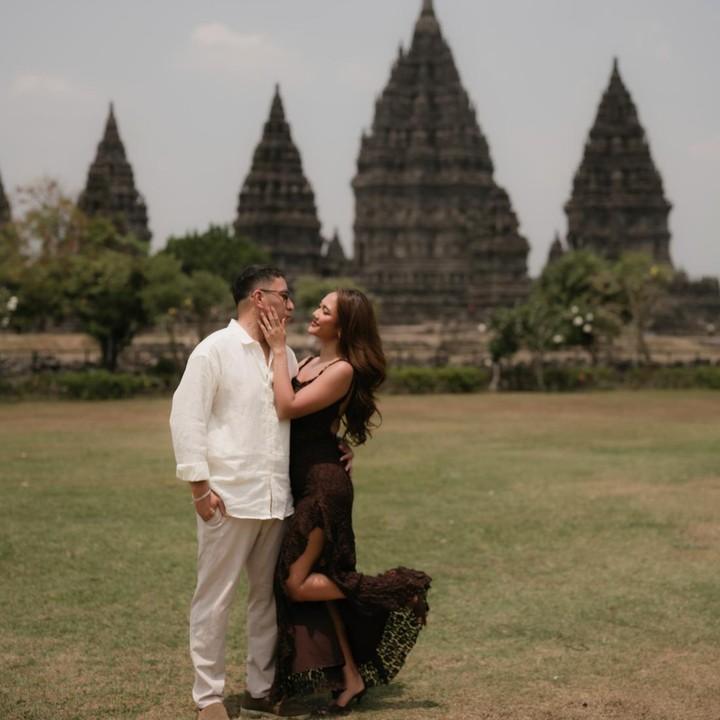 <p>Marion Jola langsung menerima lamaran sang kekasih. Perempuan kelahiran Kupang ini terlihat memeluk kekasihnya usai menerima lamaran. "Dan akhirnya, kisah kami pun dimulai. Masih mencoba untuk memproses semuanya... Terima kasih Yesus," tulis sang penyanyi dalam caption unggahan. (Foto: Instagram @lalamarionmj/ @dennistalakua)</p>