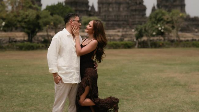 Potret Marion Jola Dilamar Dennis Talakua di Candi Prambanan