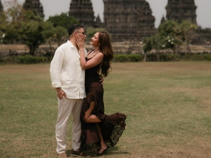 Potret Marion Jola Dilamar Dennis Talakua di Candi Prambanan