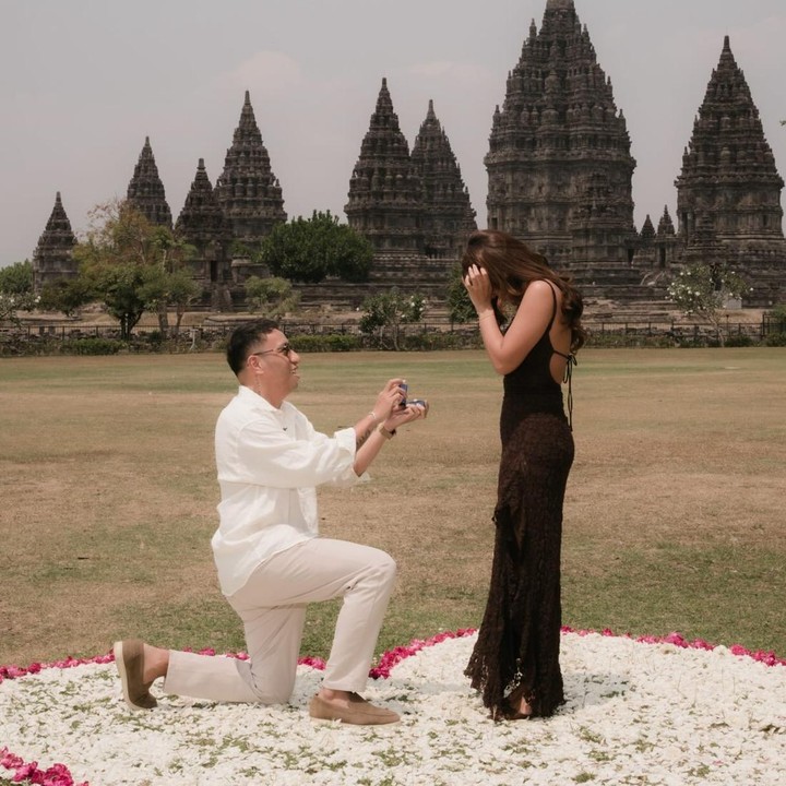 <p>Marion Jola membagikan momen lamaran ini di akun Instagram miliknya. Pelantun lagu <em>Tak Ingin Pisah Lagi</em> ini menunjukkan detik-detik saat sang kekasih berlutut dan menyatakan niat untuk melangkah ke jenjang yang lebih serius. (Foto: Instagram @lalamarionmj/ @dennistalakua)</p>