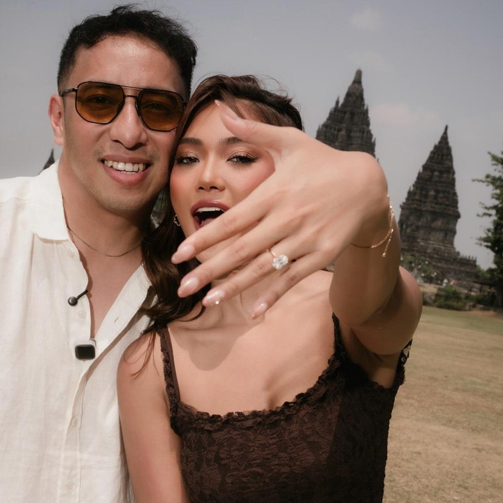 <p>Hubungan asmara antara Marion Jola dan Dennis Talakua sudah cukup lama terjalin, Bunda. Keduanya diketahui sudah berpacaran selama lima tahun. Dennis Talakua sendiri merupakan musisi asal Ambon, yang juga sering terlihat mengiringi penampilan Marion Jola di atas panggung. (Foto: Instagram @lalamarionmj/ @dennistalakua)</p>