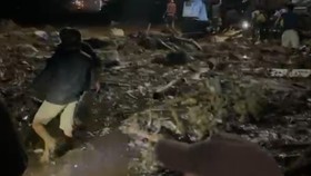 Banjir bandang menerjang Solok, Sumatera Barat, diduga mengakibatkan dua mobil hanyut. Korban jiwa masih dicari, akses jalan Padang-Solok terputus.