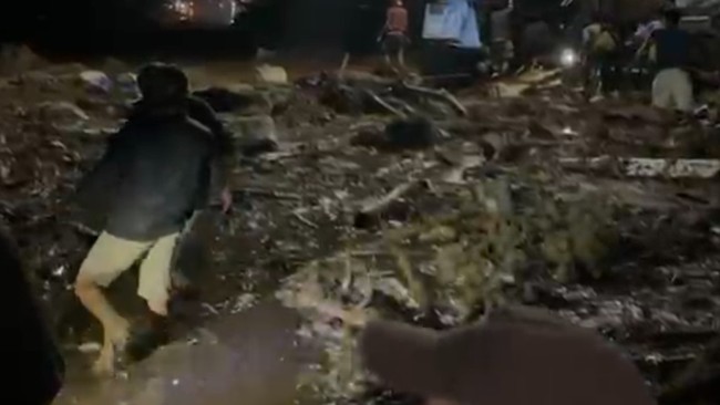 Banjir bandang menerjang Solok, Sumatera Barat, diduga mengakibatkan dua mobil hanyut. Korban jiwa masih dicari, akses jalan Padang-Solok terputus.
