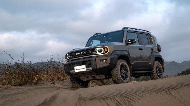 All-New Land Cruiser FJ diuji melintasi kawasan Gumuk Pasir Yogyakarta. Anggota terbaru keluarga Land Cruiser ini diajak menghadapi beragam karakter medan, mulai dari tanjakan dan turunan hingga permukaan pasir yang mudah berubah. (Arsip Toyota)