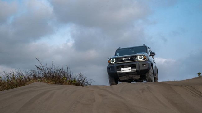 All-New Land Cruiser FJ diuji melintasi kawasan Gumuk Pasir Yogyakarta. Anggota terbaru keluarga Land Cruiser ini diajak menghadapi beragam karakter medan, mulai dari tanjakan dan turunan hingga permukaan pasir yang mudah berubah. (Arsip Toyota)