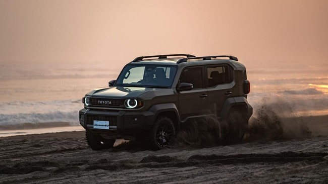 All-New Land Cruiser FJ diuji melintasi kawasan Gumuk Pasir Yogyakarta. Anggota terbaru keluarga Land Cruiser ini diajak menghadapi beragam karakter medan, mulai dari tanjakan dan turunan hingga permukaan pasir yang mudah berubah. (Arsip Toyota)