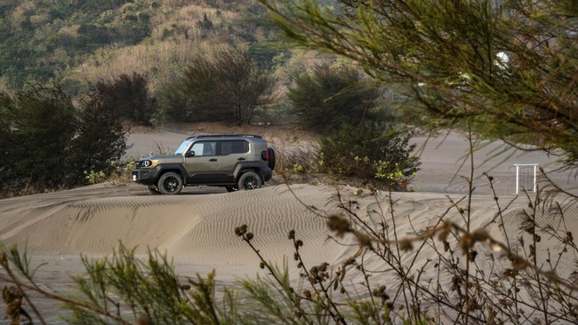 All-New Land Cruiser FJ diuji melintasi kawasan Gumuk Pasir Yogyakarta. Anggota terbaru keluarga Land Cruiser ini diajak menghadapi beragam karakter medan, mulai dari tanjakan dan turunan hingga permukaan pasir yang mudah berubah. (Arsip Toyota)