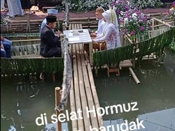 Viral! Momen Akad Nikah Unik di Atas Rakit Bambu Bikin Netizen Salfok