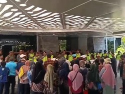 Akses Jalan Ditutup On The Rock, Pedagang Pantai Watubolong Demo